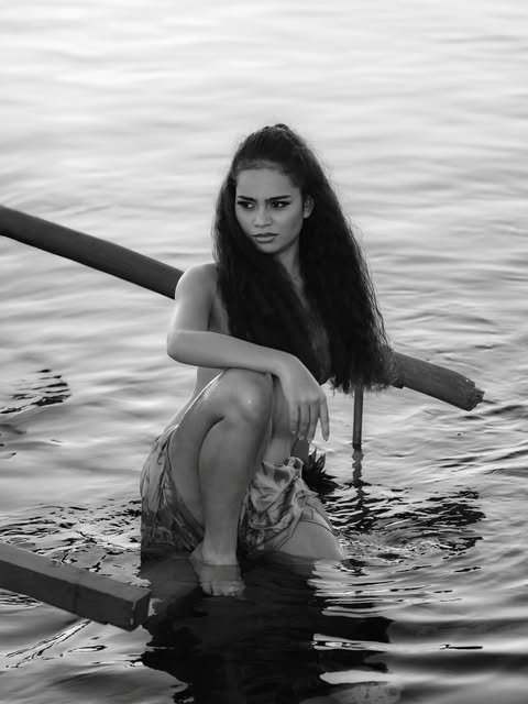 Portrait en noir et blanc au bord de l’eau